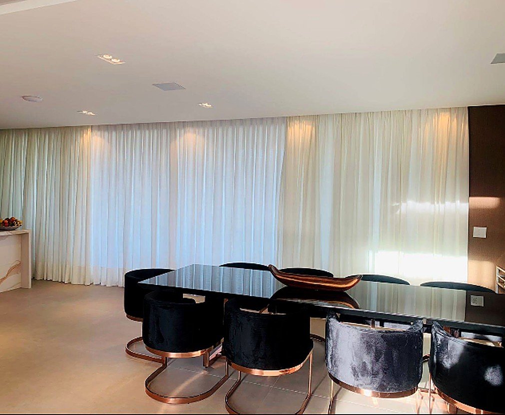 Sala de jantar com cortina de tecido do chão ao teto, projeto Poly Art Decorações